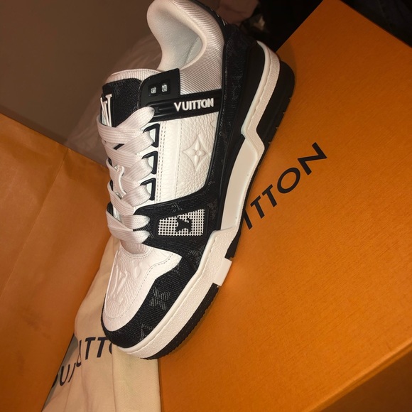 Lv sneakers size 6 1/2 for a man 8 1/2 for women - Picture 5 of 7